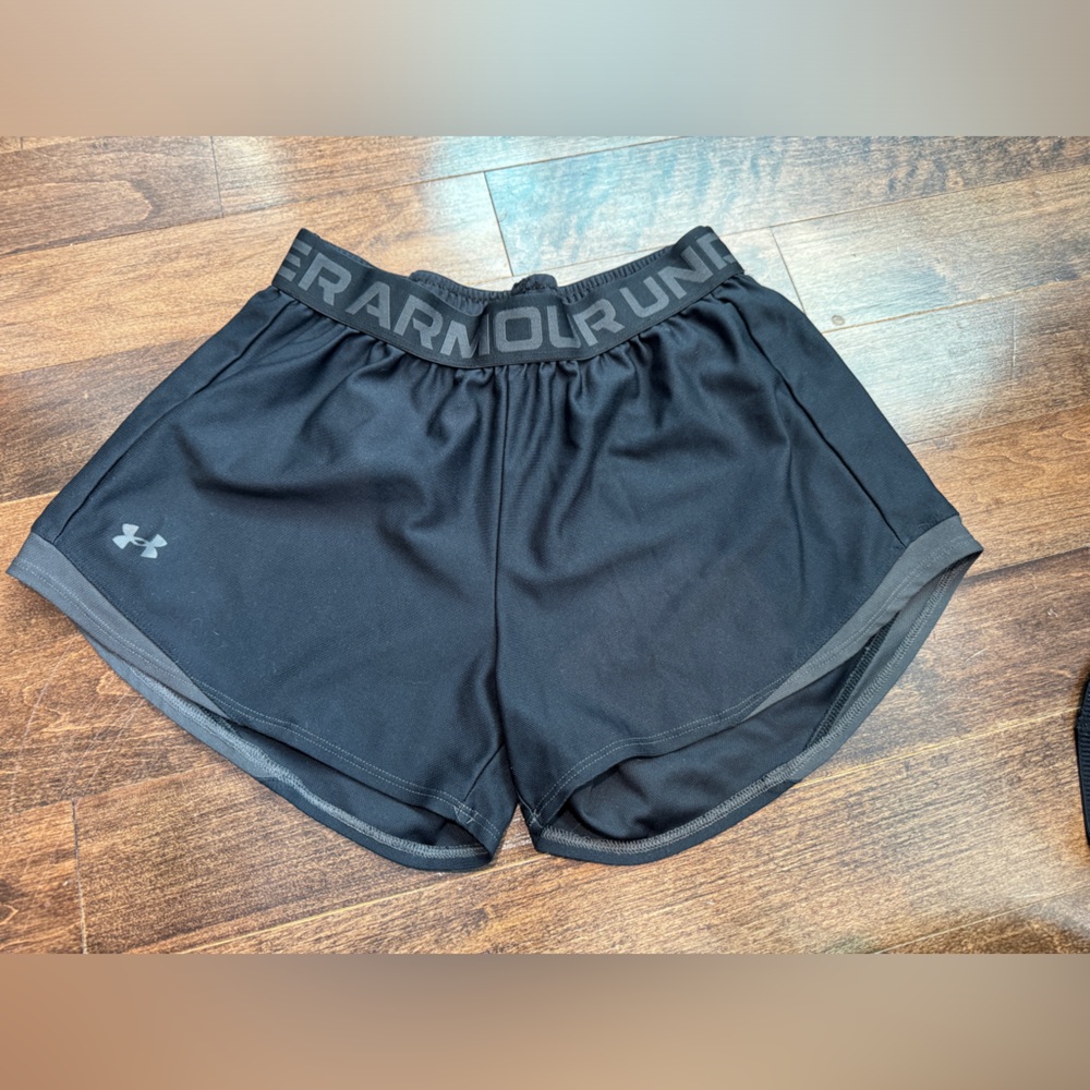Under armour black size small shorts